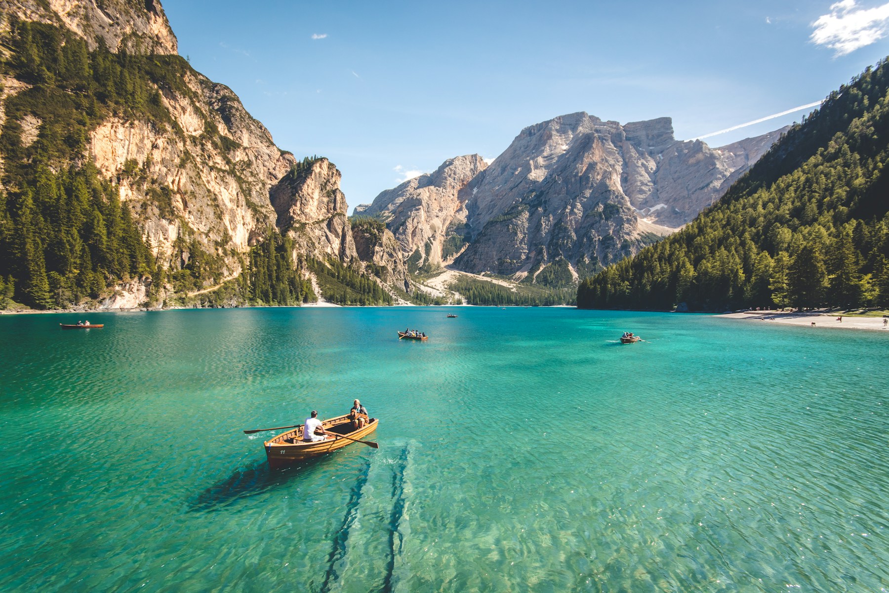 Mountain lake landscape representing a clear workflow handover